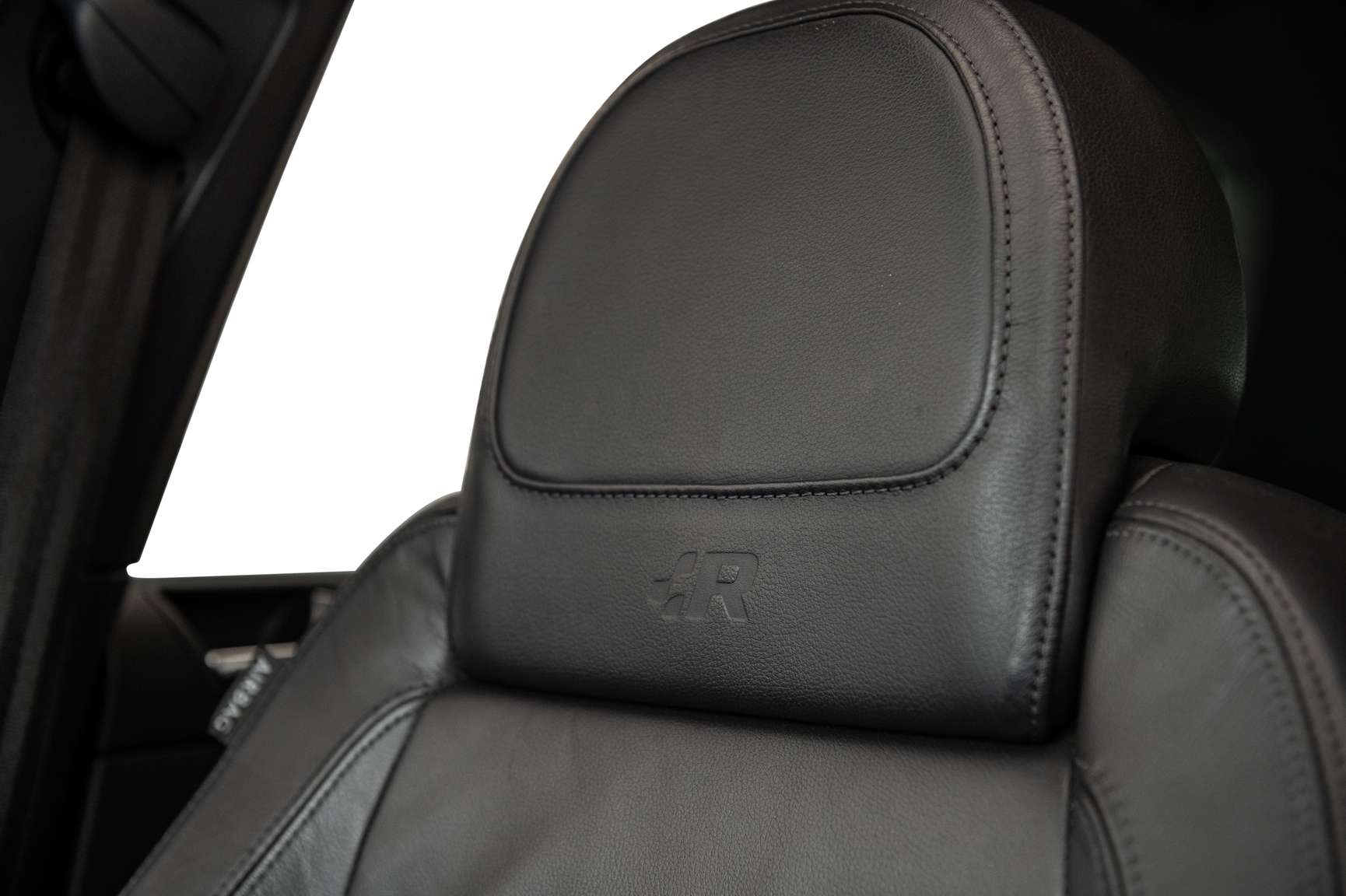 Interior image of 2006 Volkswagen Golf R32 (20)