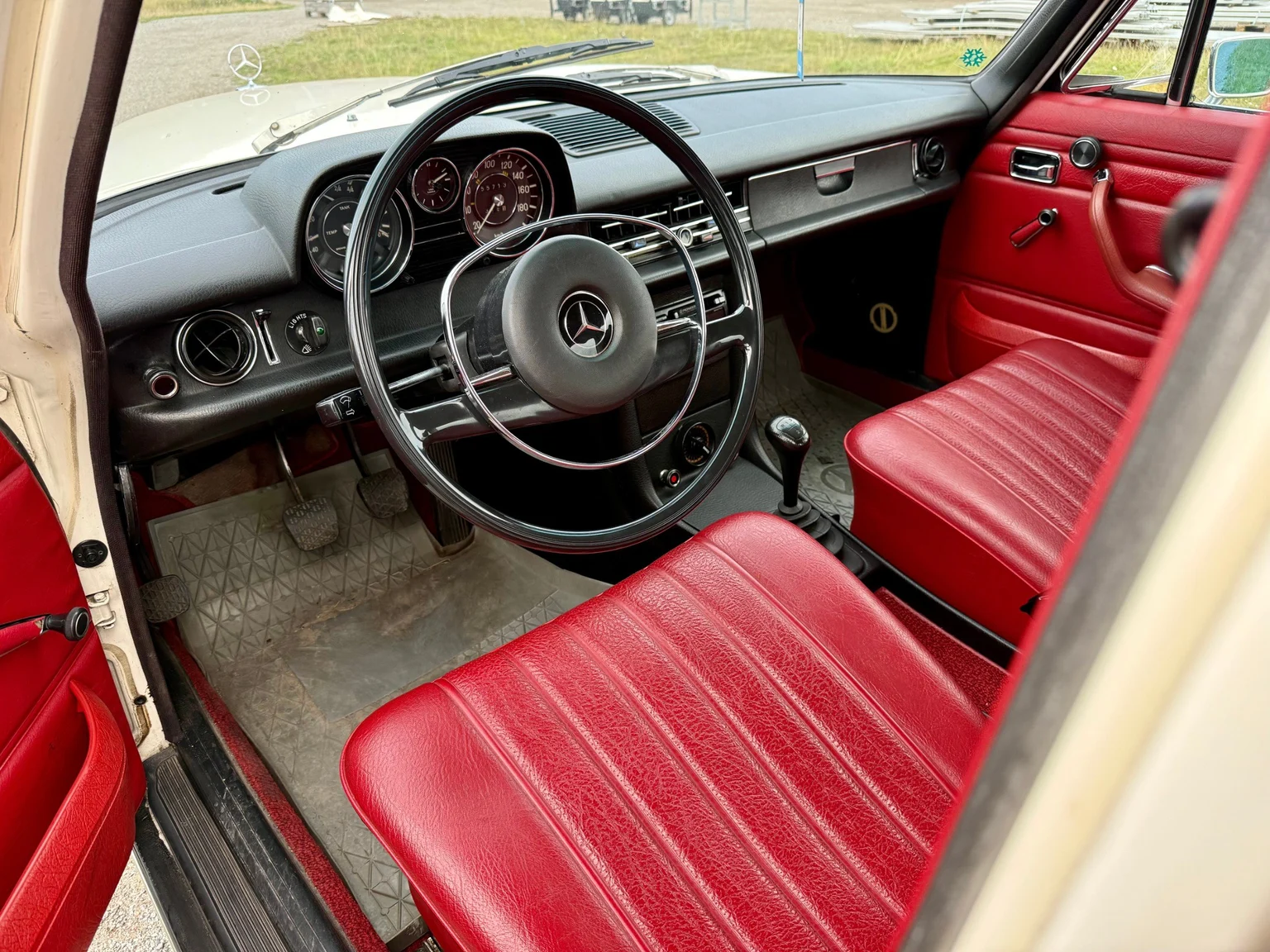 Innenraumfoto von 1972 Mercedes-Benz 200 (1)