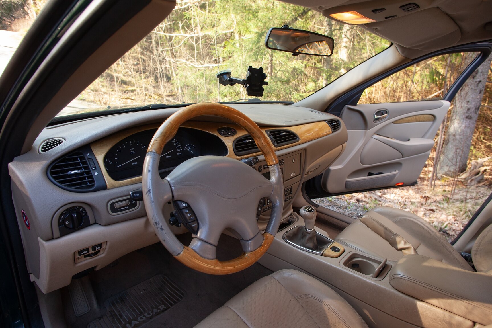 Interior image of 1999 Jaguar S-Type V6
