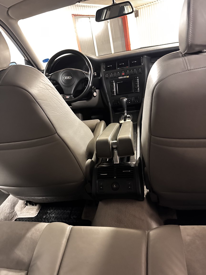 Interior image of 1999 Audi S8 4.2 Quattro