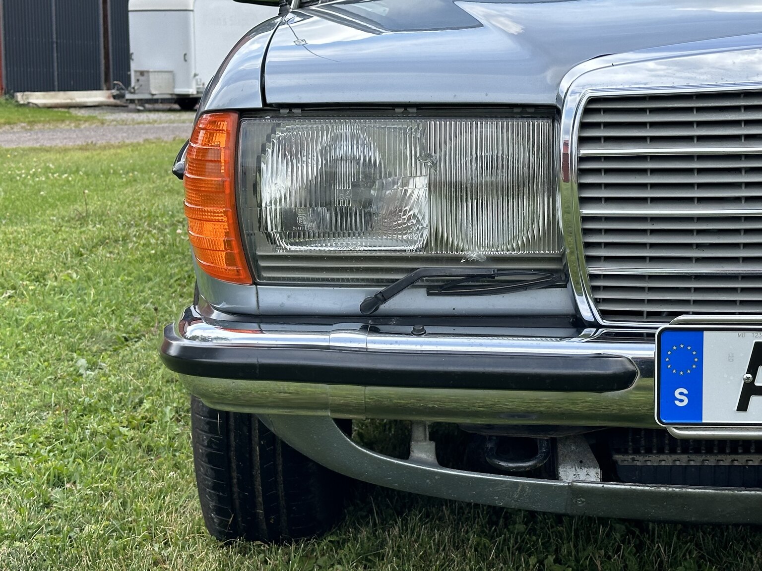 Exteriörbild på 1984 Mercedes-Benz 230 CE
