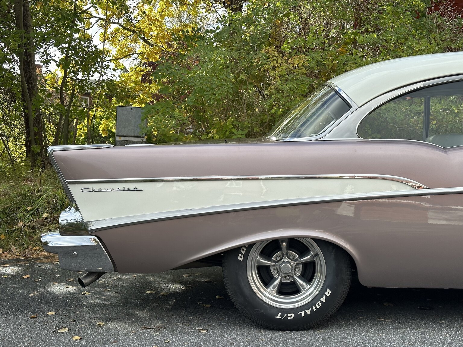 Exteriörbild på 1957 Chevrolet Two-Ten Restomod (21)