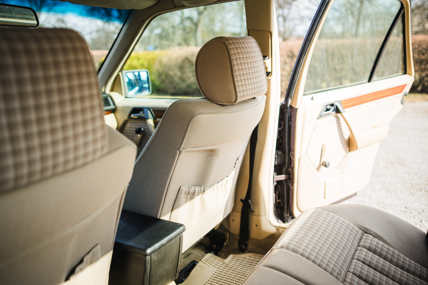Interior image of 1993 Mercedes-Benz E 220