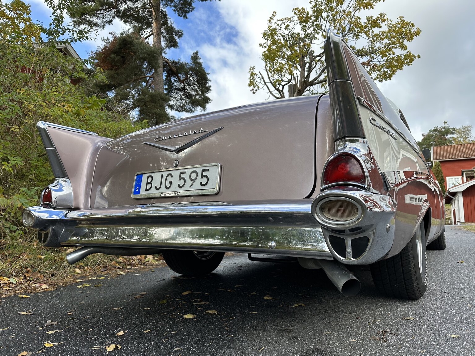 Exteriörbild på 1957 Chevrolet Two-Ten Restomod (29)