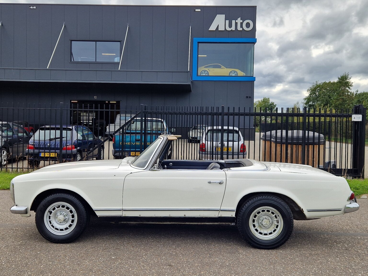 Exteriörbild på 1964 Mercedes-Benz 230SL Pagoda