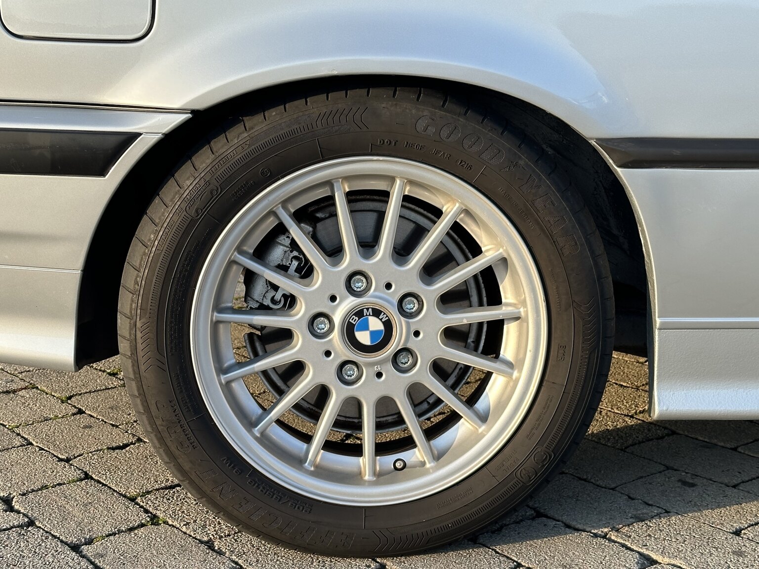 Aussenfoto 1993 BMW 325i Convertible