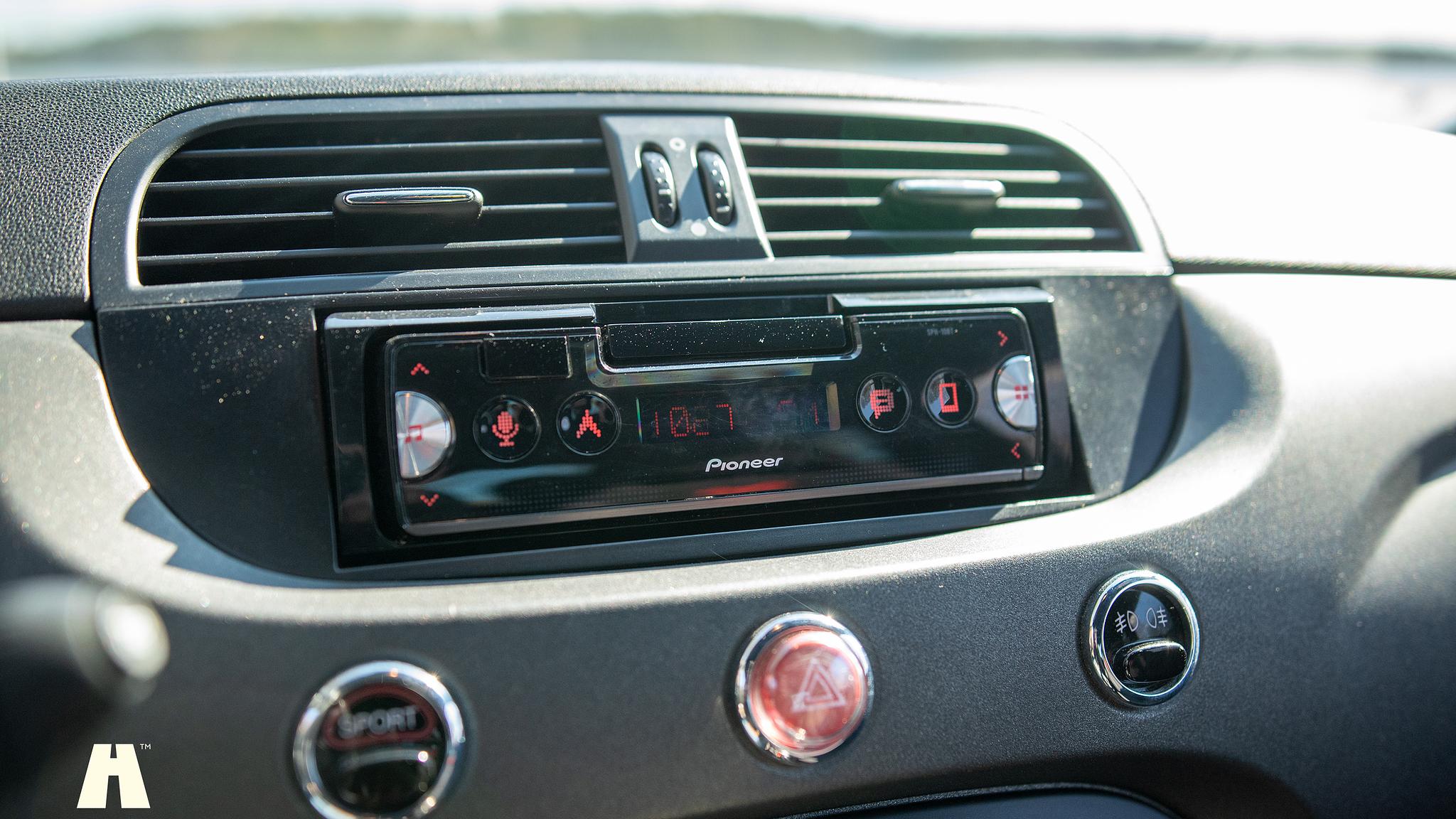 Interiörbild 2016 Abarth 595 Competizione (21)