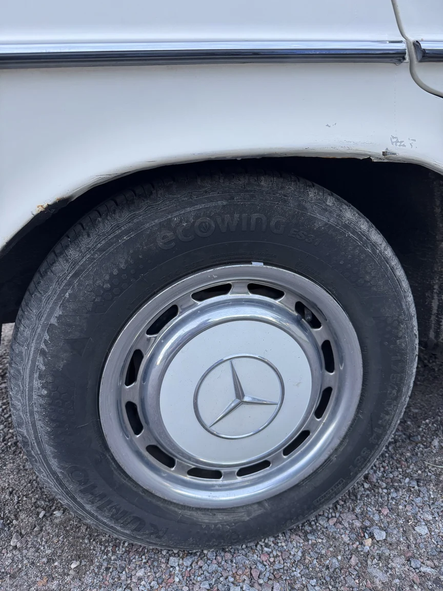 Exteriörbild på 1972 Mercedes-Benz 200 (46)