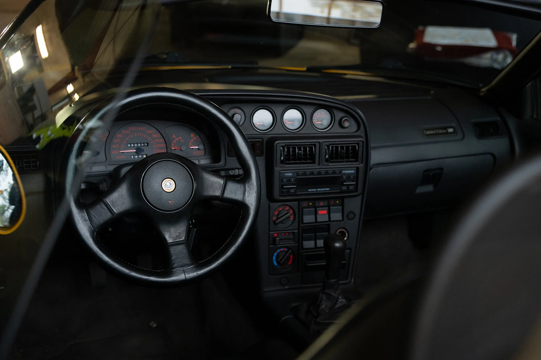 Innenraumfoto von 1995 Lotus Elan Roadster (5)