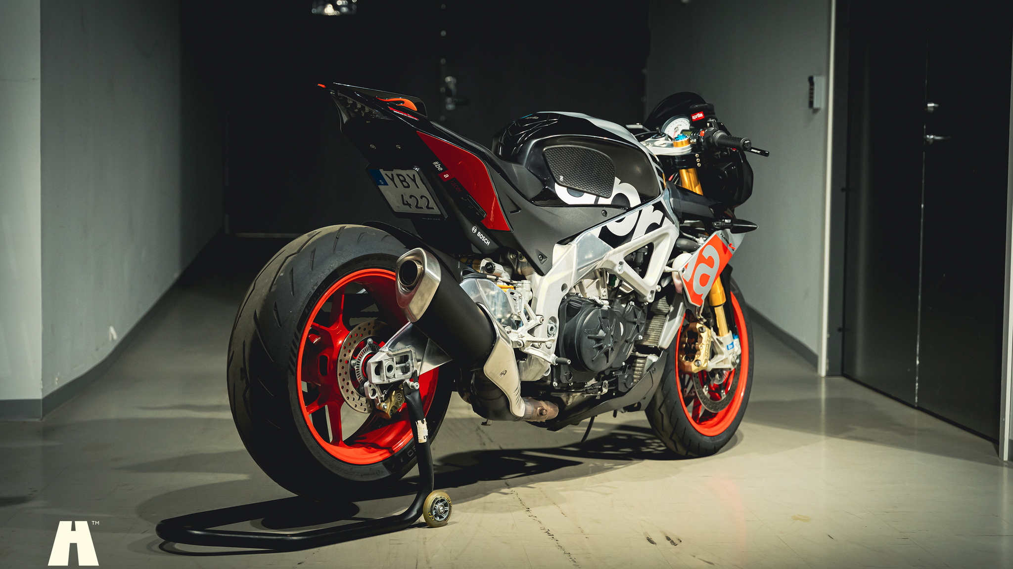 Exterior image of 2016 Aprilia Tuono V4 Factory