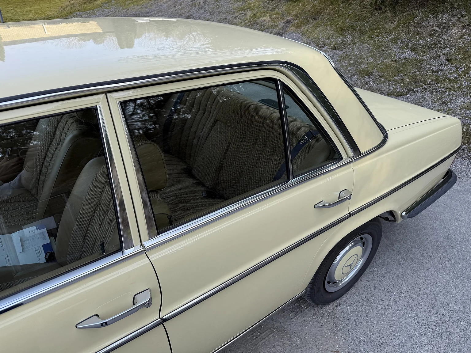 Exteriörbild på 1974 Mercedes-Benz 230 Automatic (28)