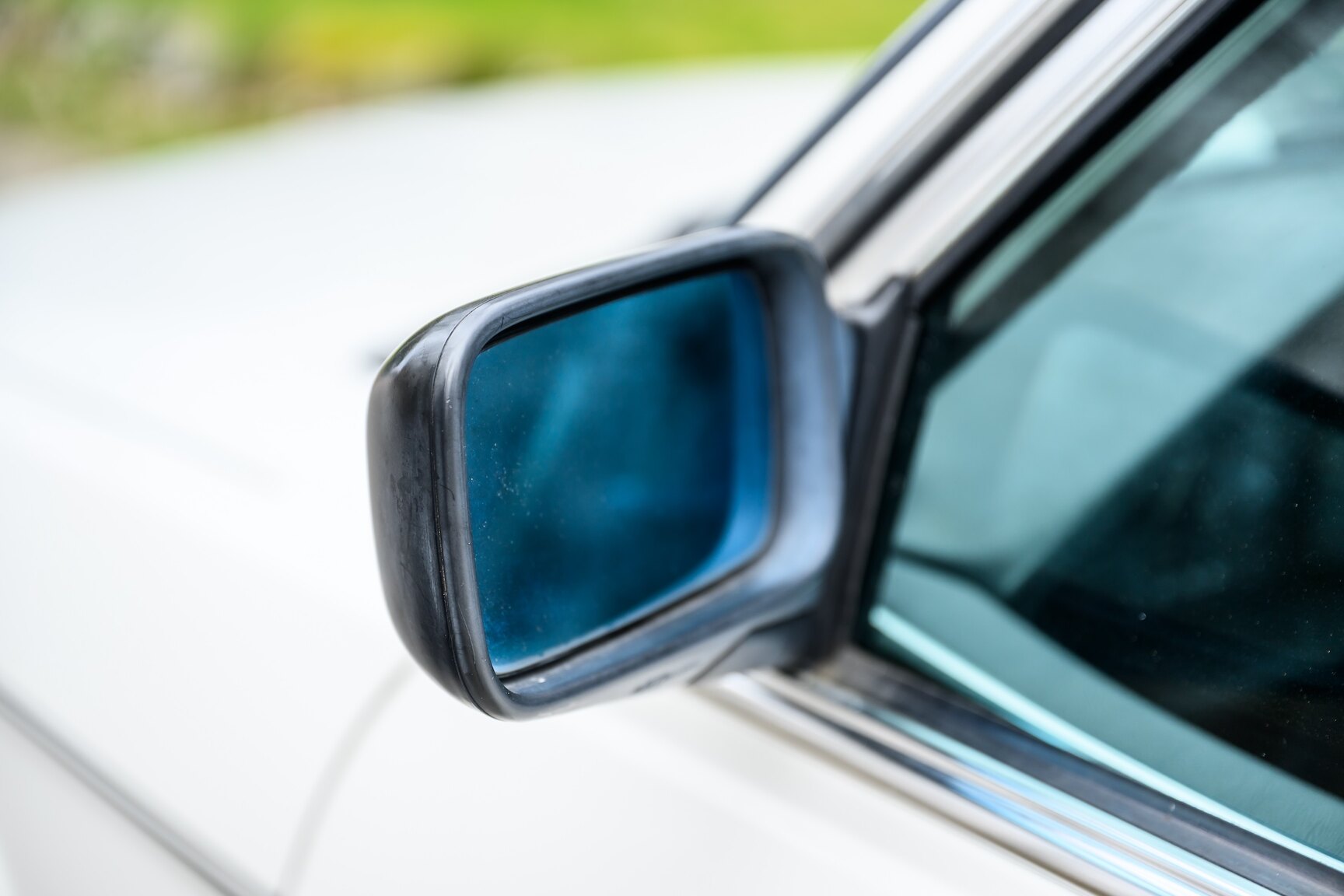 Exterior image of 1986 BMW 520i