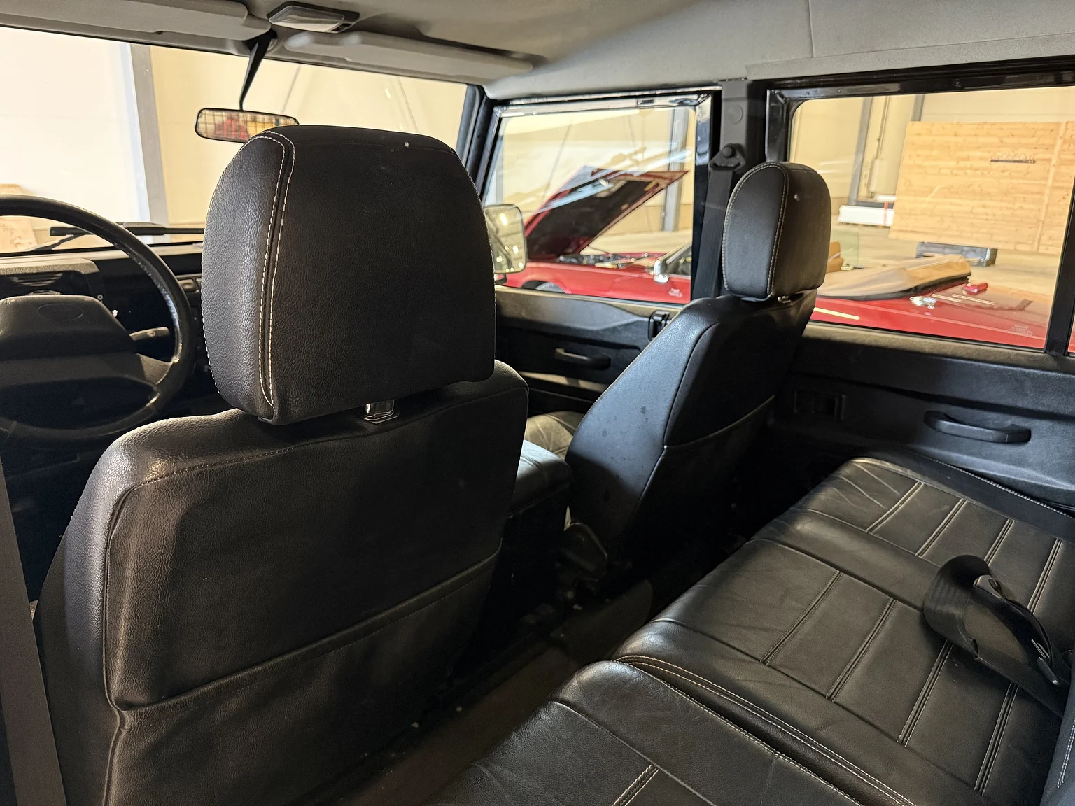 Interiörbild 2000 Land Rover Defender 110 Tomb Raider (22)