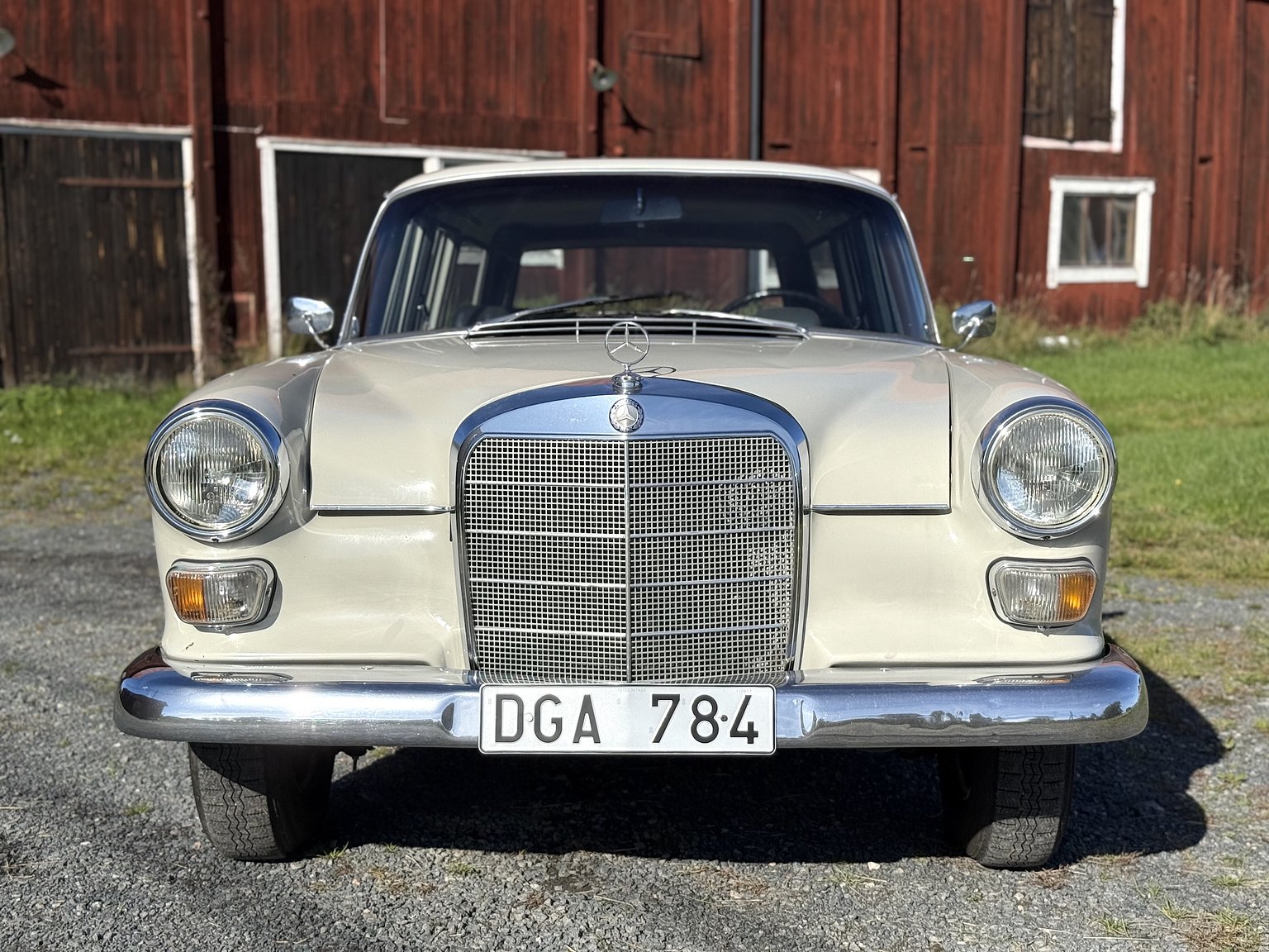 Exteriörbild på 1967 Mercedes-Benz 200D Safari