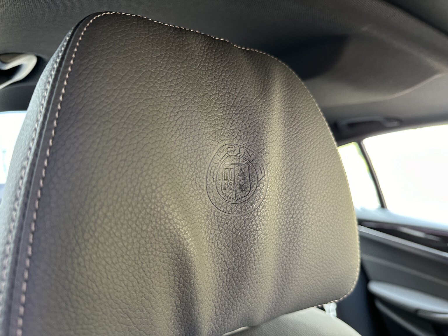 Innenraumfoto von 2019 ALPINA B5 S Bi-Turbo Sedan ALLRAD
