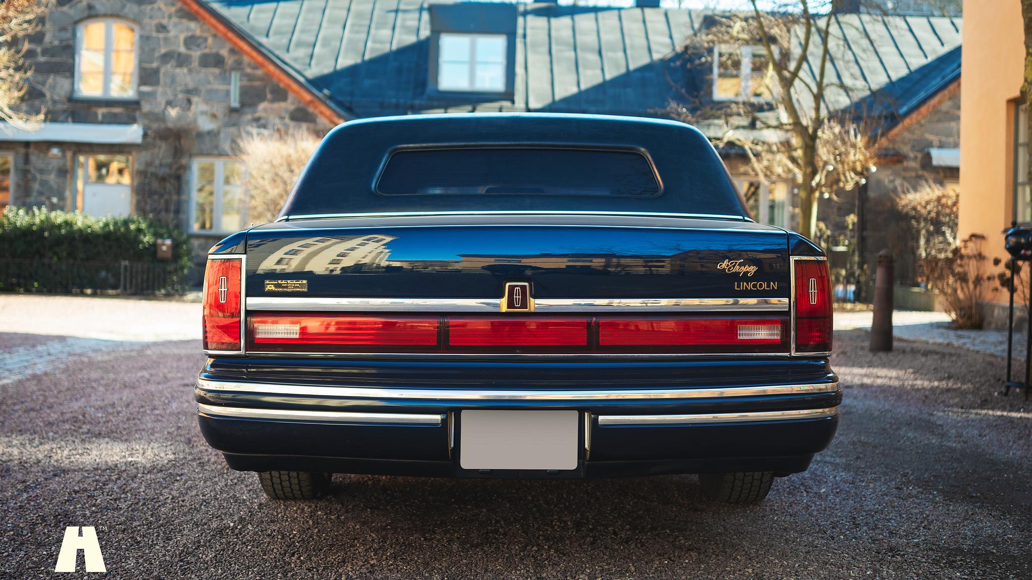 Exterior image of 1992 Lincoln Town Car Limousine 
