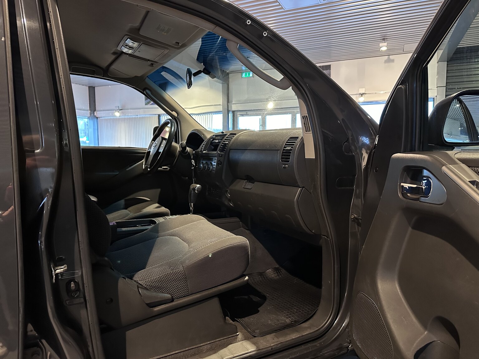 Interiörbild 2006 Nissan Navara A-traktor (6)