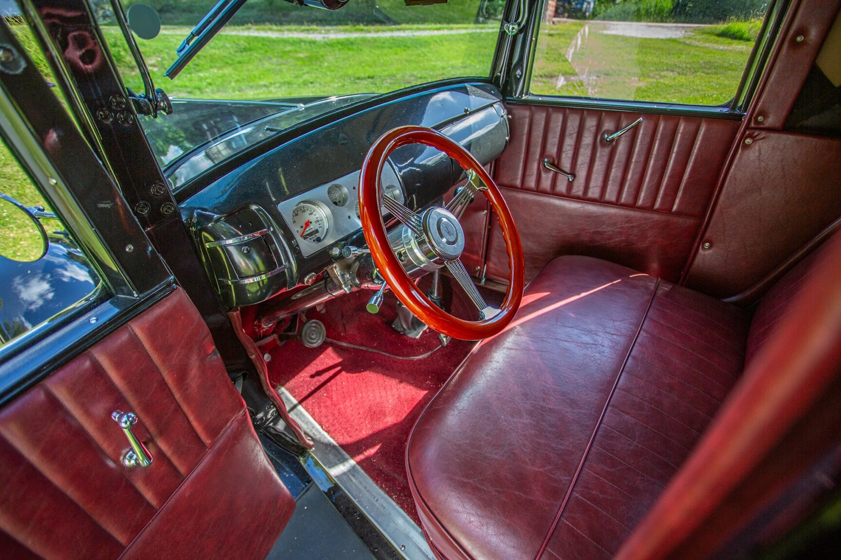 Interior image of 1932 Ford 32 deuce sport coupé (Hot Rod)