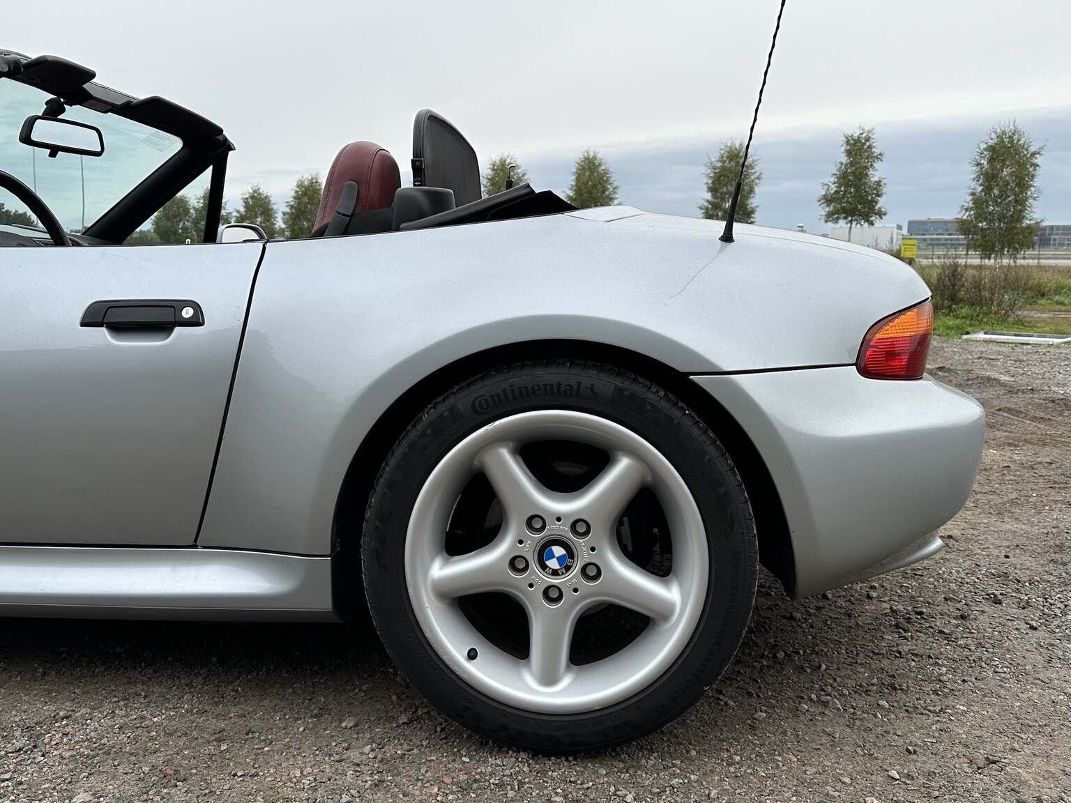 Exterior image of 1997 BMW Z3 2.8 Roadster