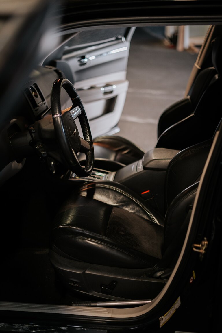 Interior image of 2006 Chrysler 300C SRT-8 (39)