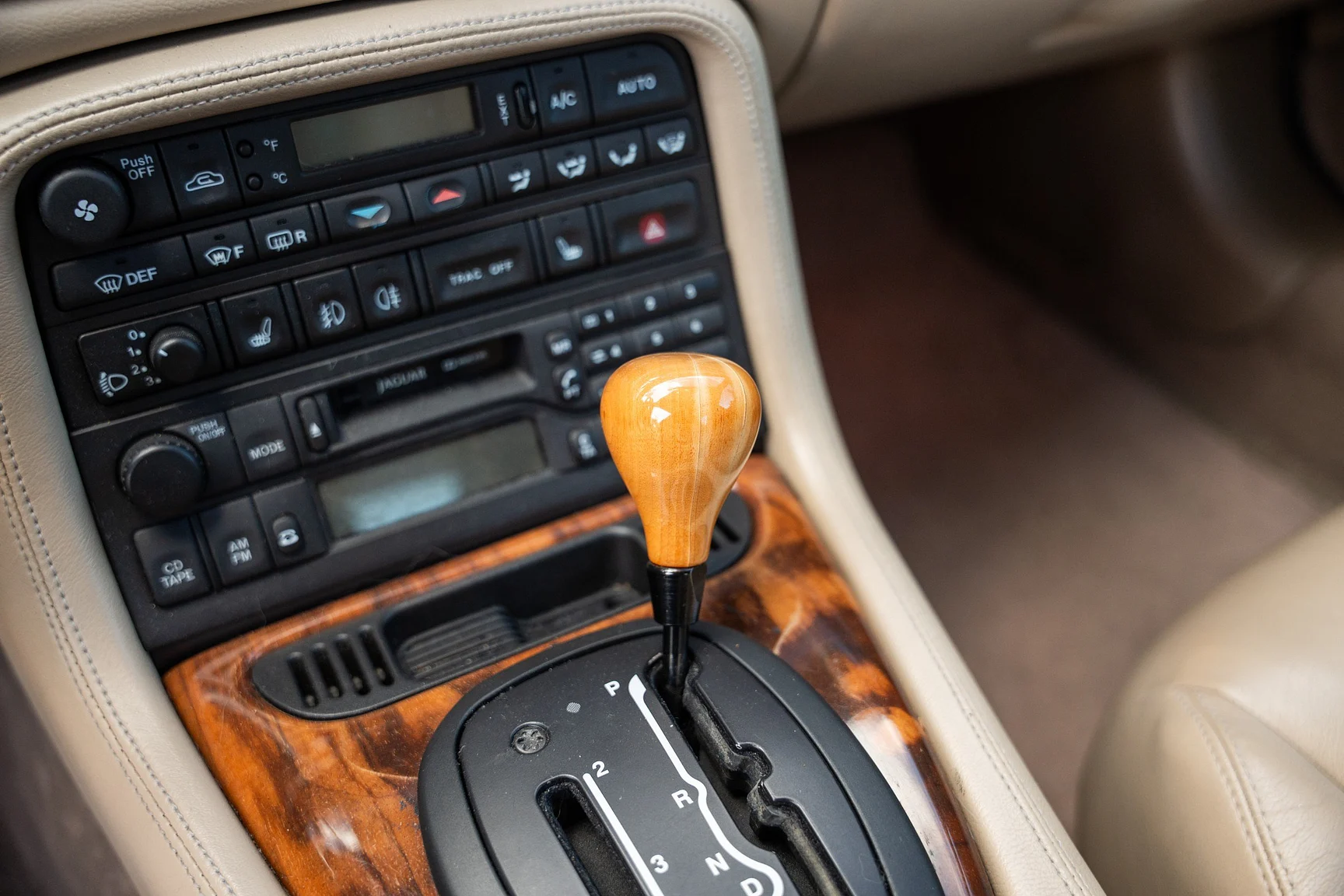 Innenraumfoto von 1999 Jaguar XKR - NO RESERVE (34)