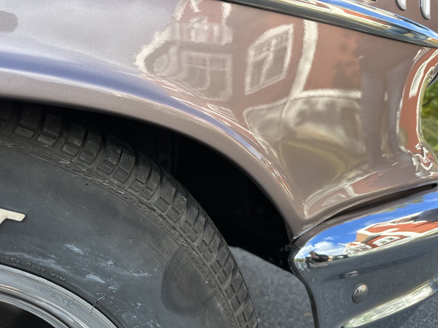 Exteriörbild på 1957 Chevrolet Two-Ten Restomod (53)