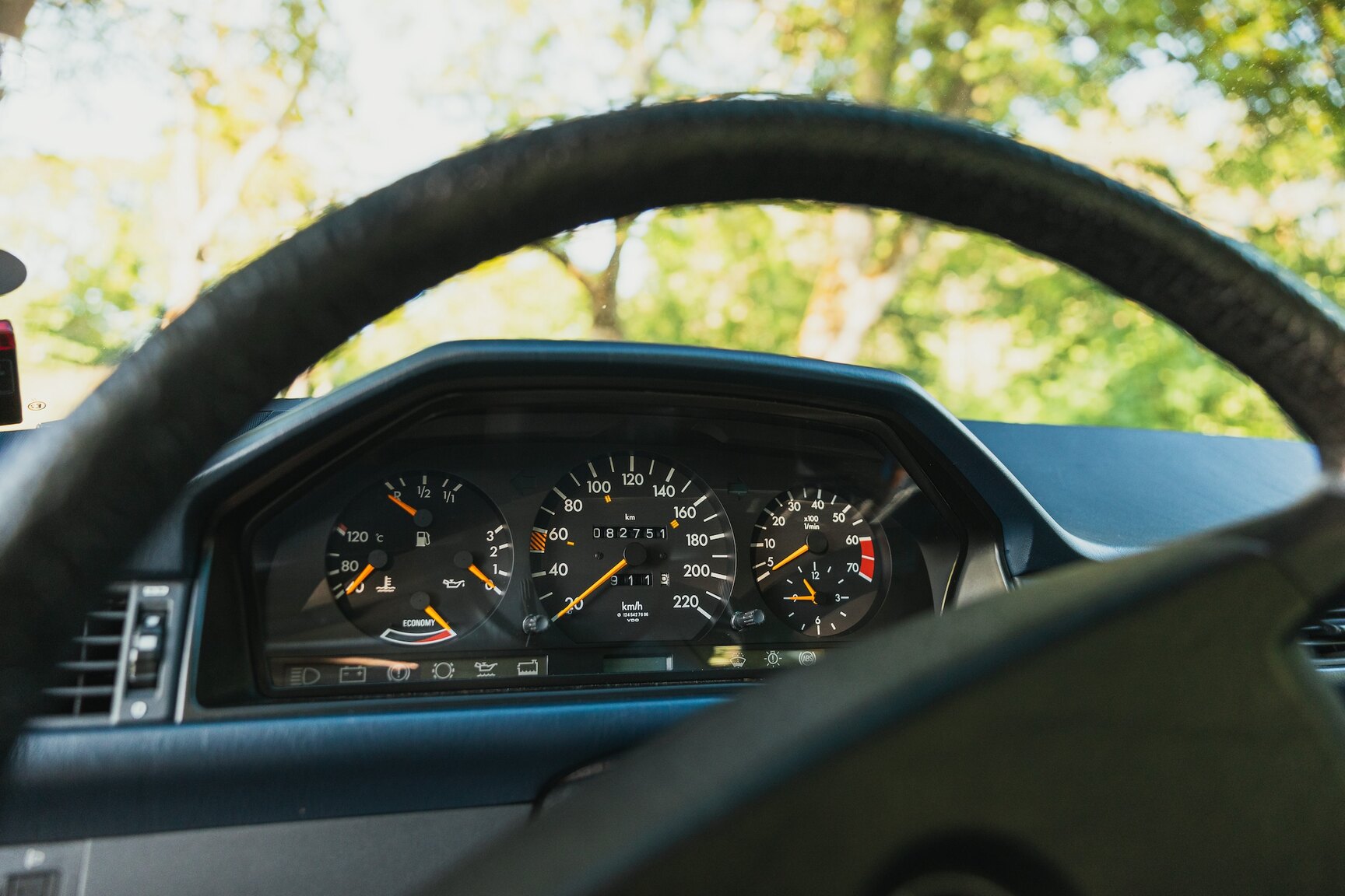 Innenraumfoto von 1987 Mercedes-Benz 230E