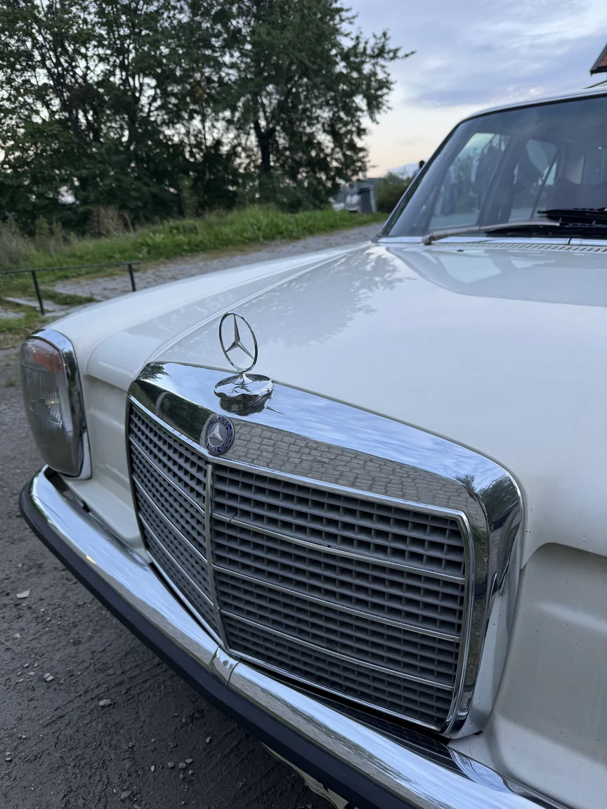 Exterior image of 1972 Mercedes-Benz 200 (40)