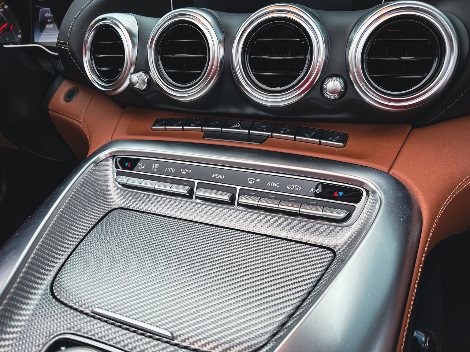 Innenraumfoto von 2018 Mercedes Benz AMG GT C