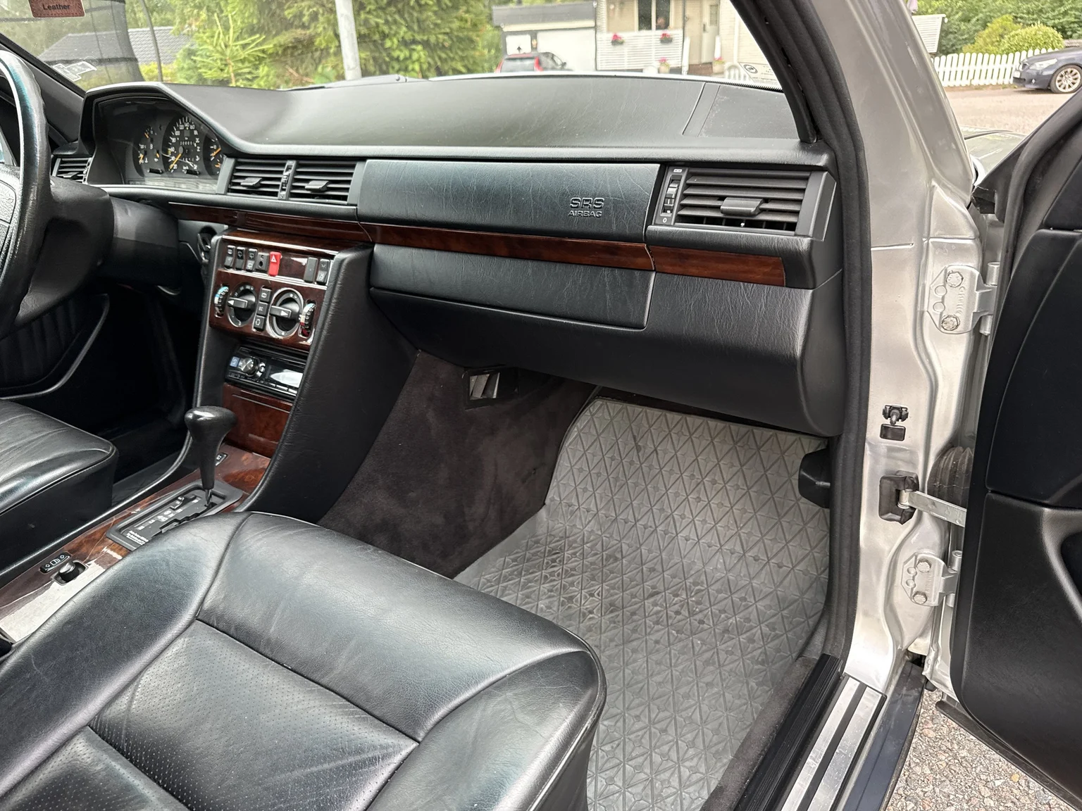 Interior image of 1994 Mercedes-Benz E 320 T (68)