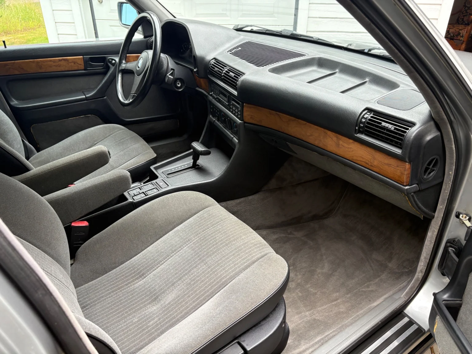 Interior image of 1988 BMW 730iA (18)