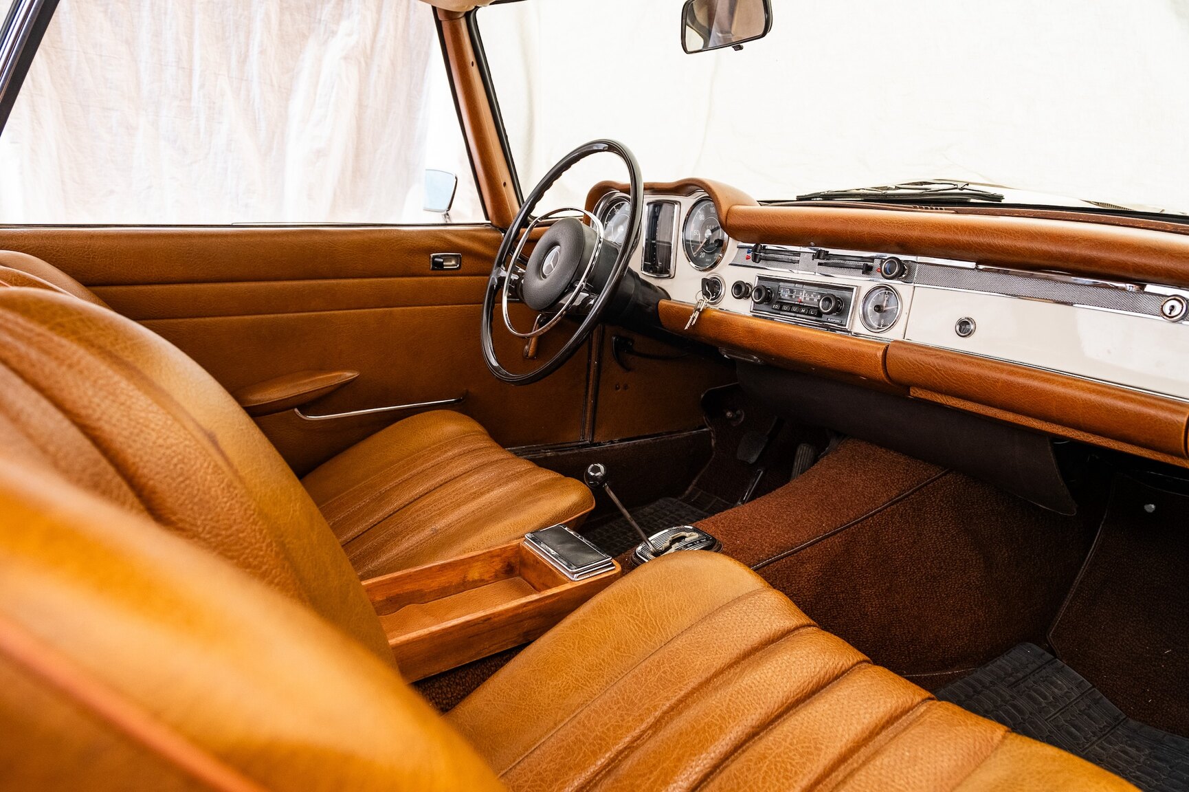 Innenraumfoto von 1968 Mercedes-Benz 280 SL Pagoda (46)