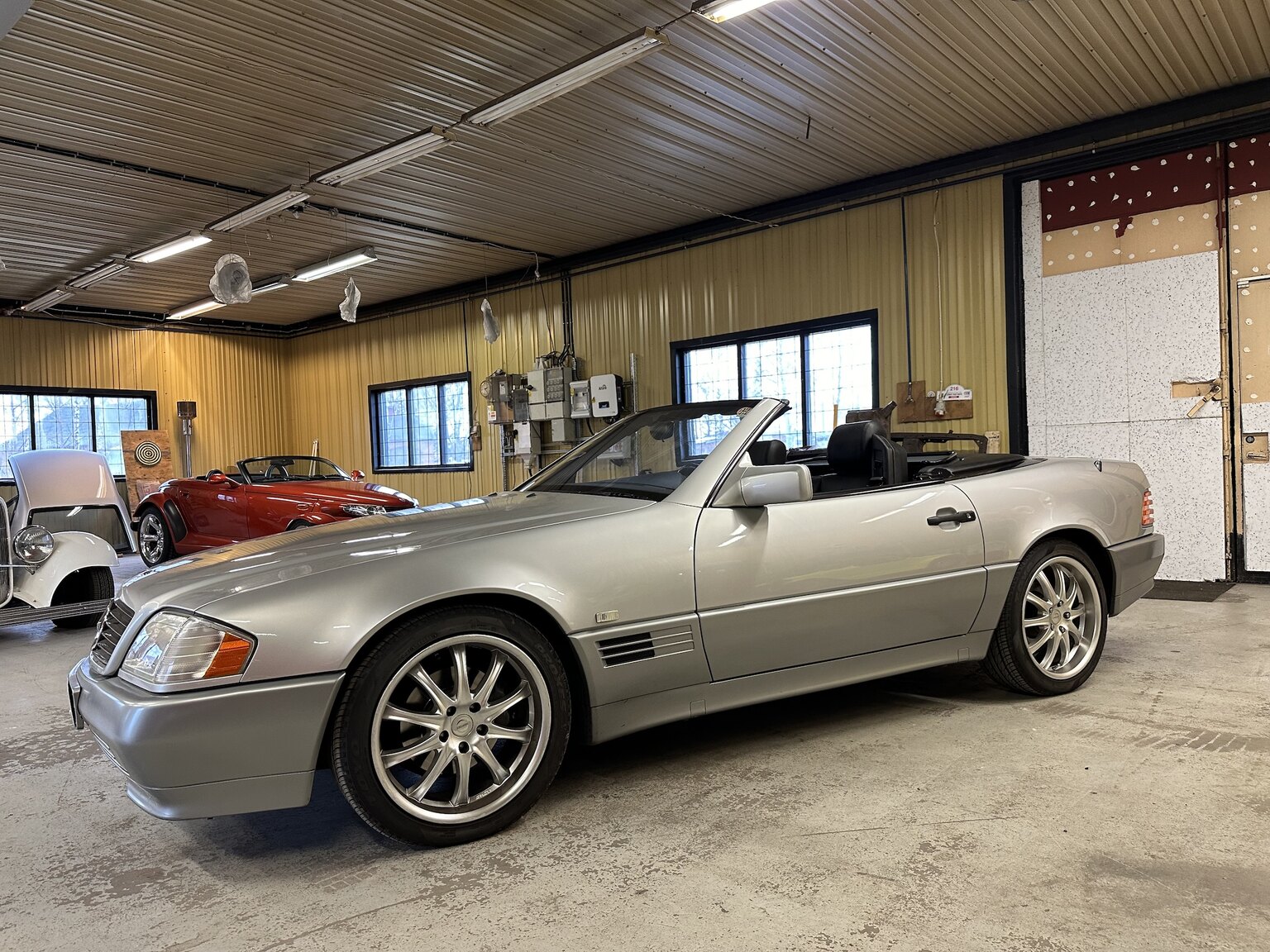 Exterior image of 1993 Mercedes-Benz SL 320 (8)