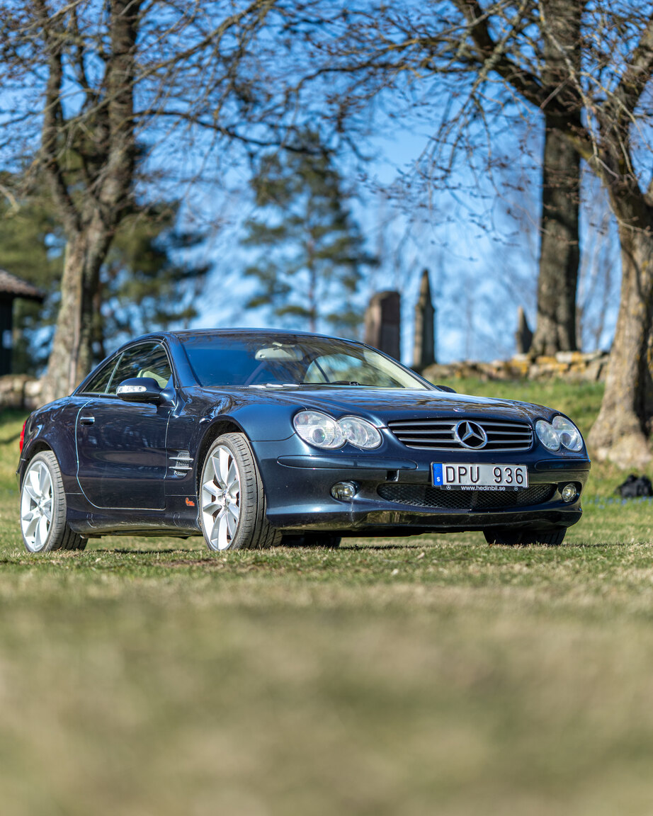 Exterior image of 2002 Mercedes-Benz SL 500