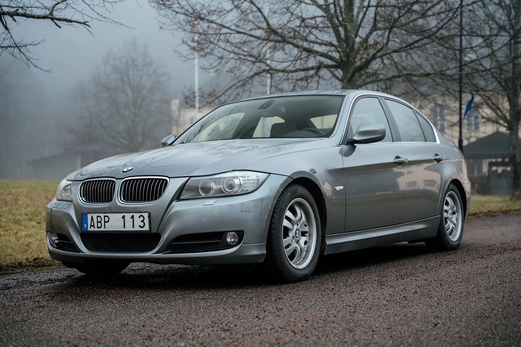 Exterior image of 2010 BMW 325i Sedan (2)