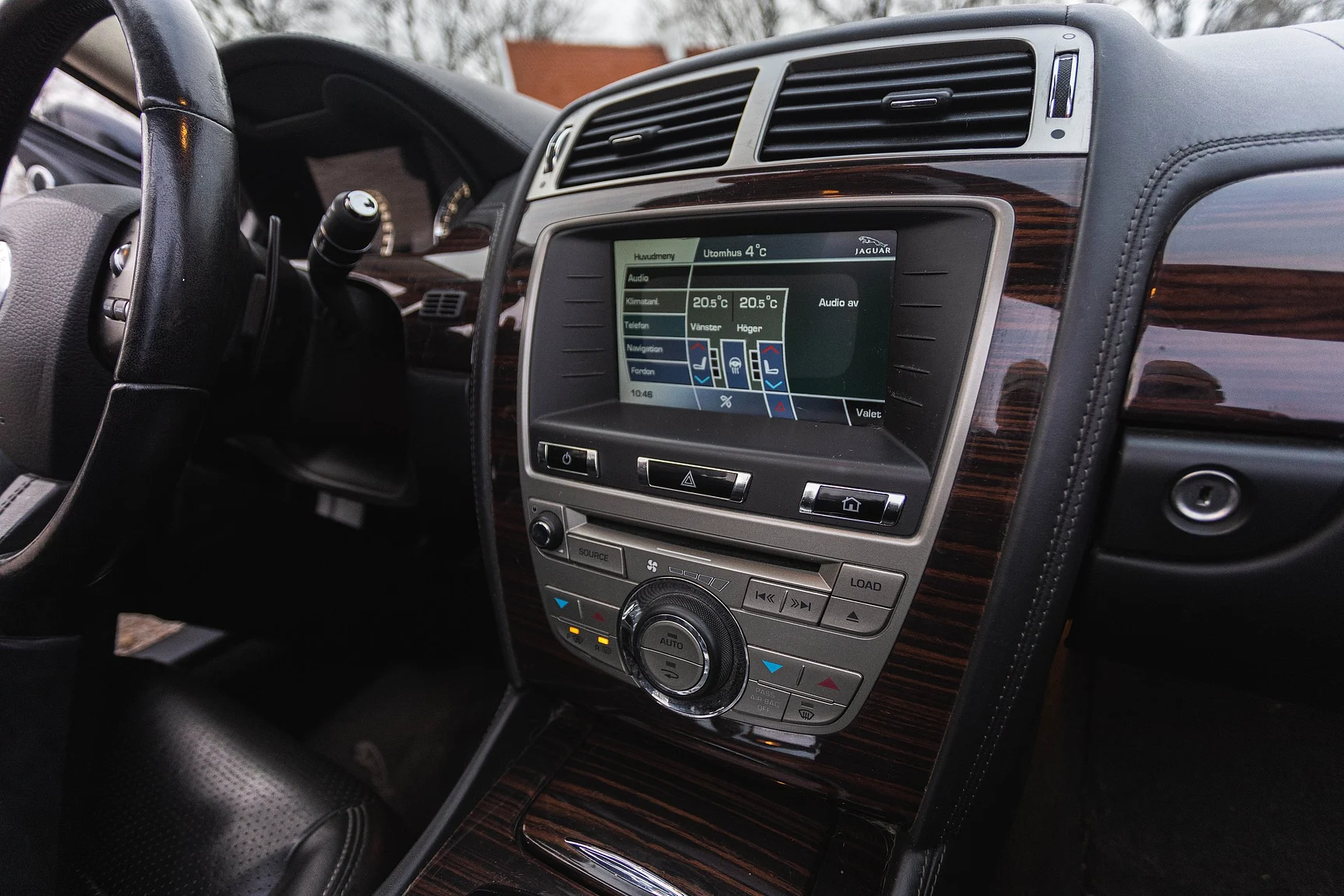 Innenraumfoto von 2011 Jaguar XK Cabriolet (8)