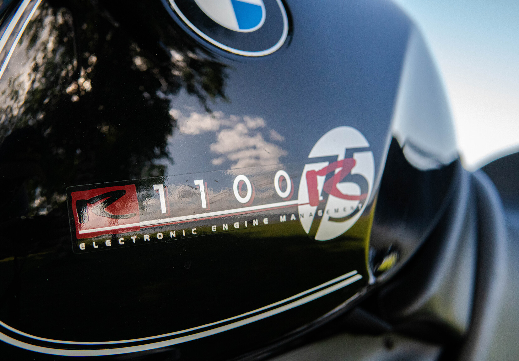 Exterior image of 1998 BMW R1100R (27)