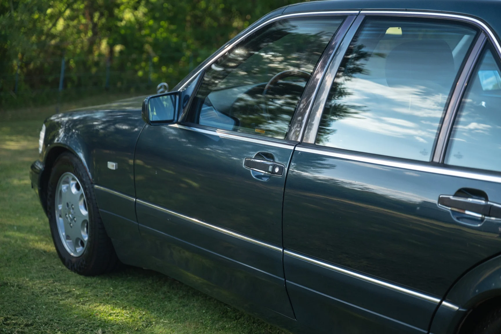 Exterior image of 1998 Mercedes-Benz S 500 (7)