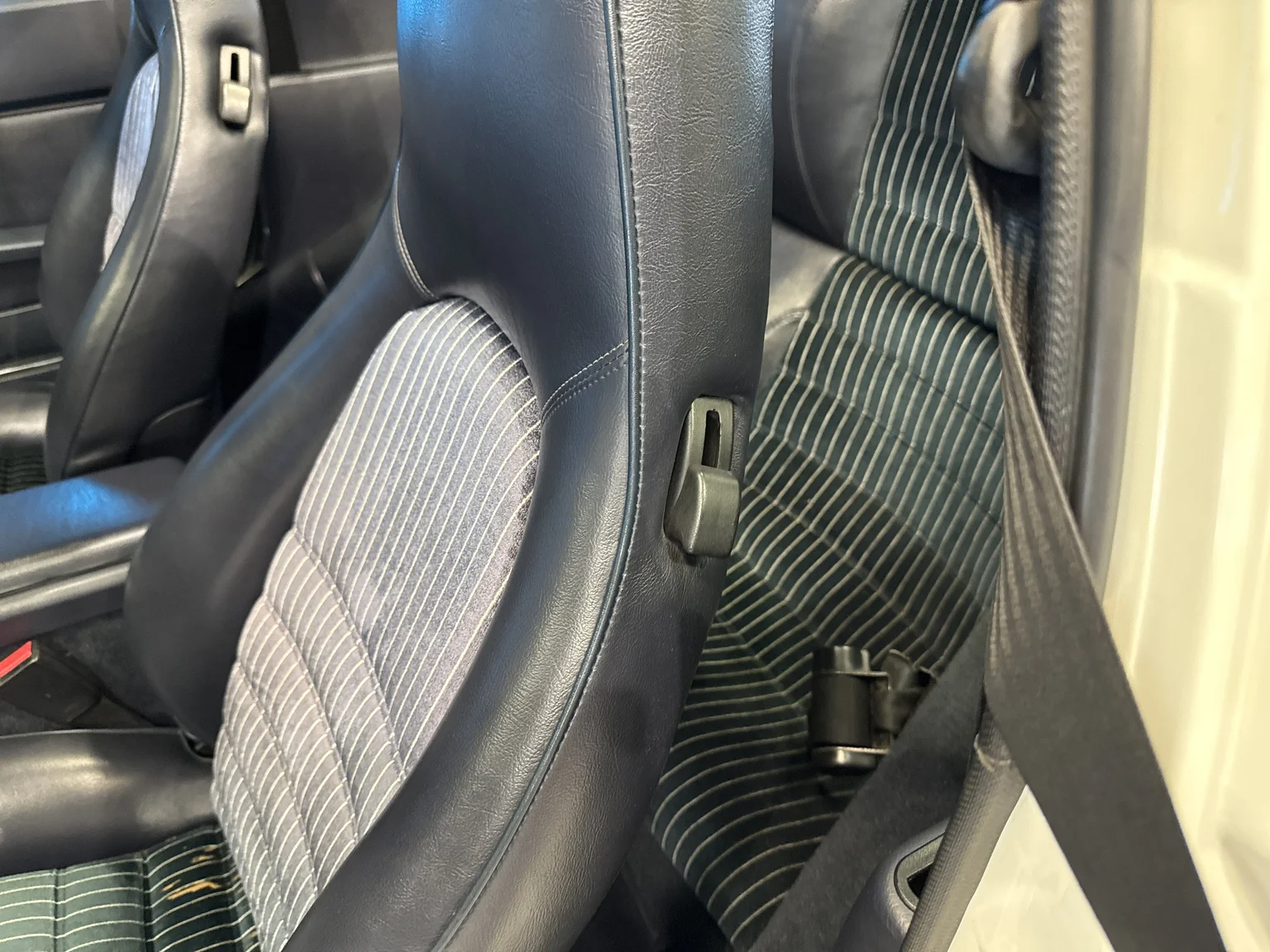 Interior image of 1989 Porsche 944 2.7 (38)