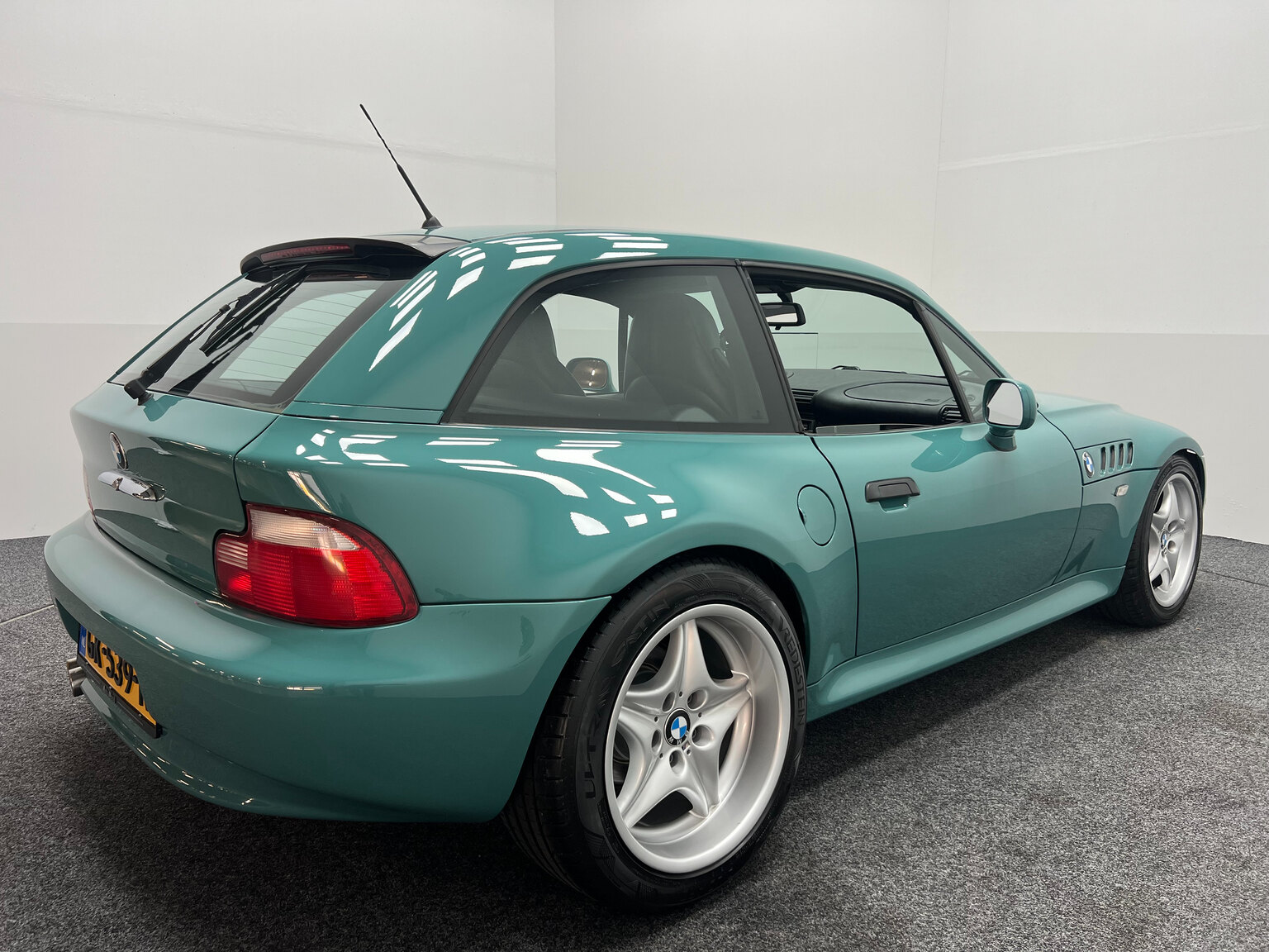 Exterior image of 2000 BMW Z3 Coupé 3.0