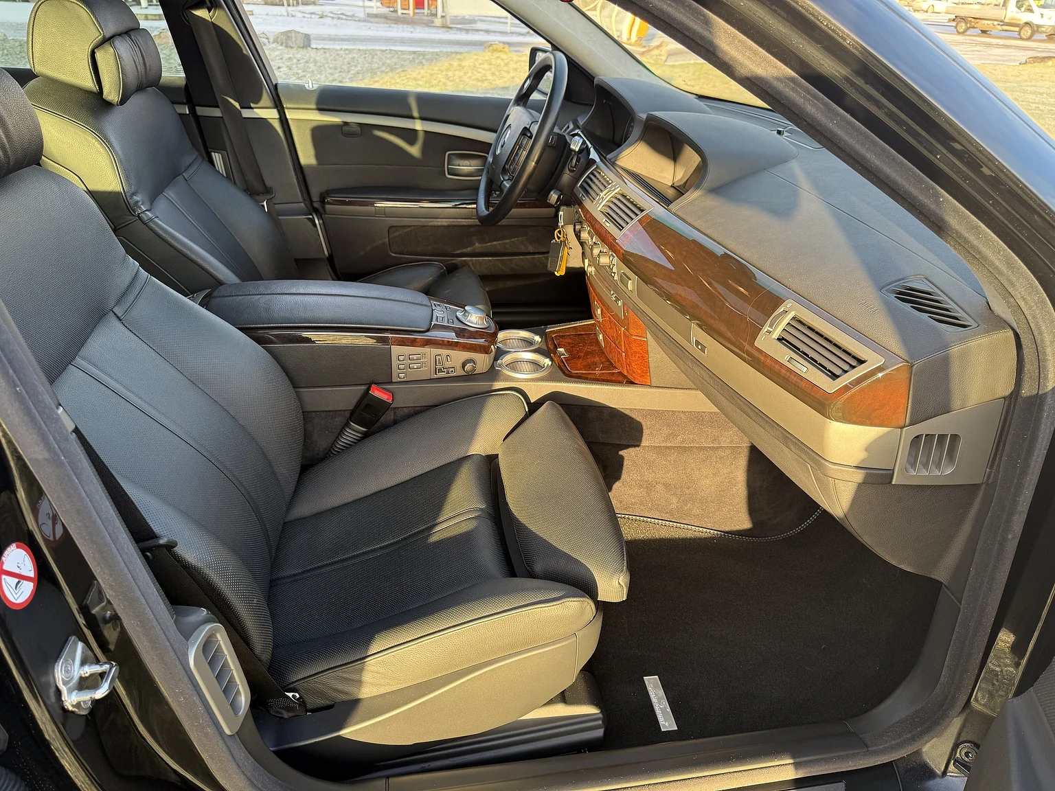 Interior image of 2003 BMW 760i (9)