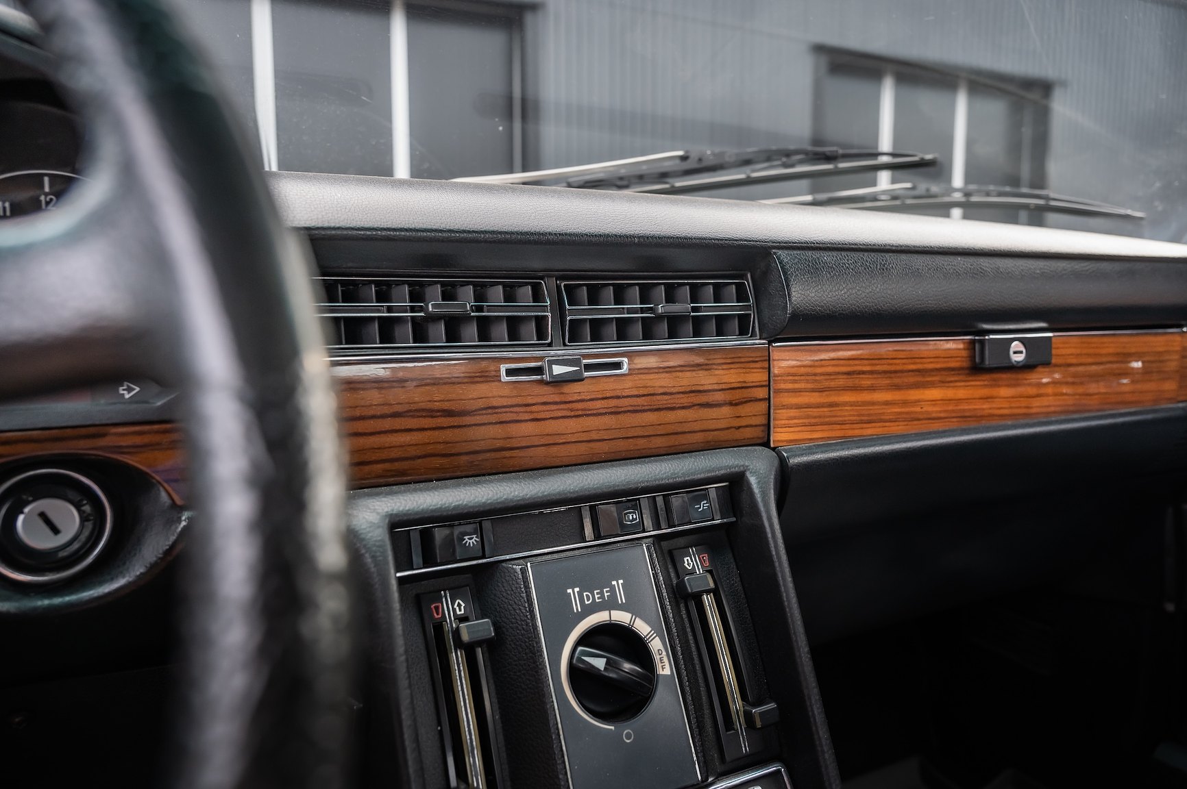 Interior image of 1975 Mercedes-Benz 280 SE 