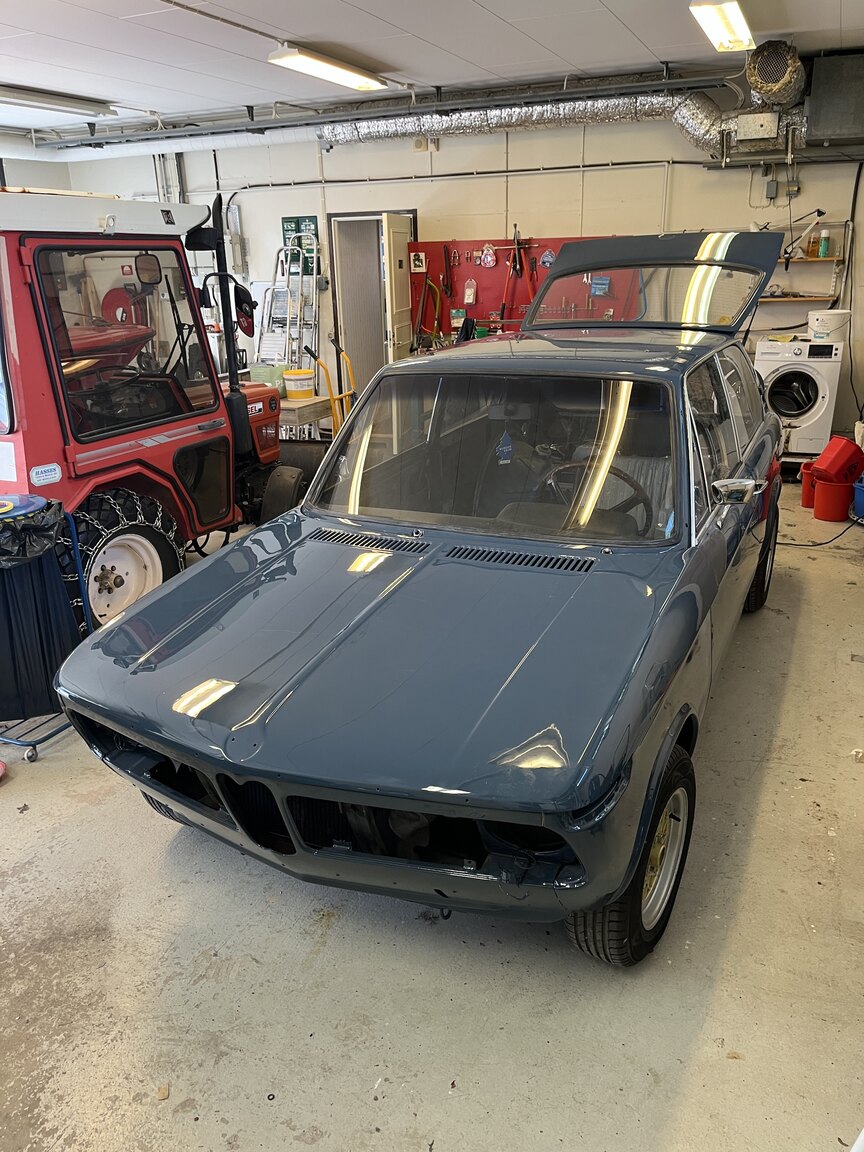 Exterior image of 1972 BMW 2000 Touring