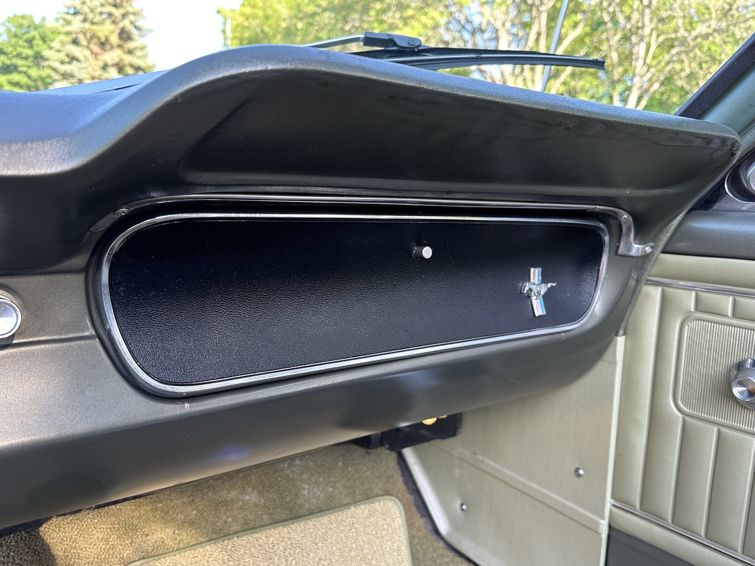 Interior image of 1965 Ford Mustang 289 Cabriolet