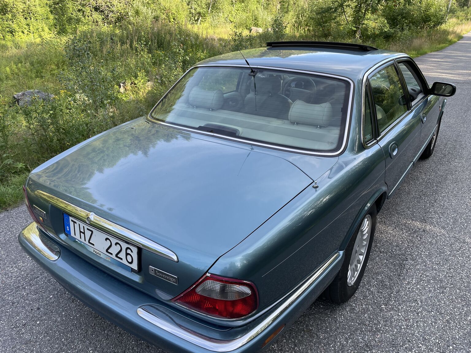 Exteriörbild på 1998 Jaguar XJ8 Sovereign (13)