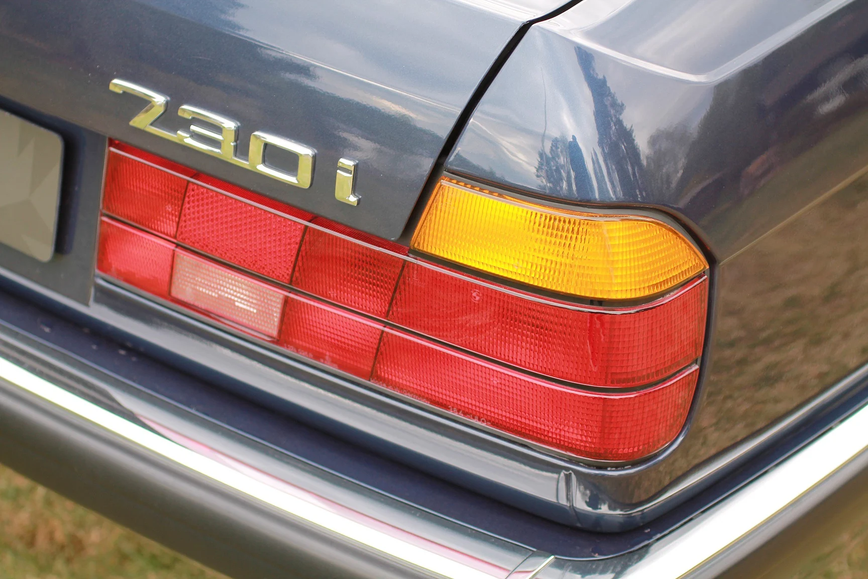 Exterior image of 1989 BMW 750iA (121)
