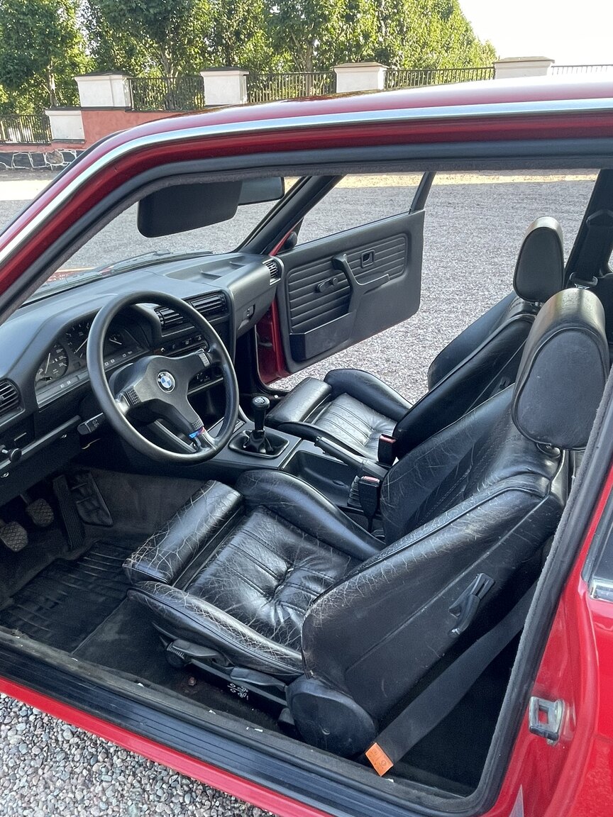 Innenraumfoto von 1987 BMW 320i