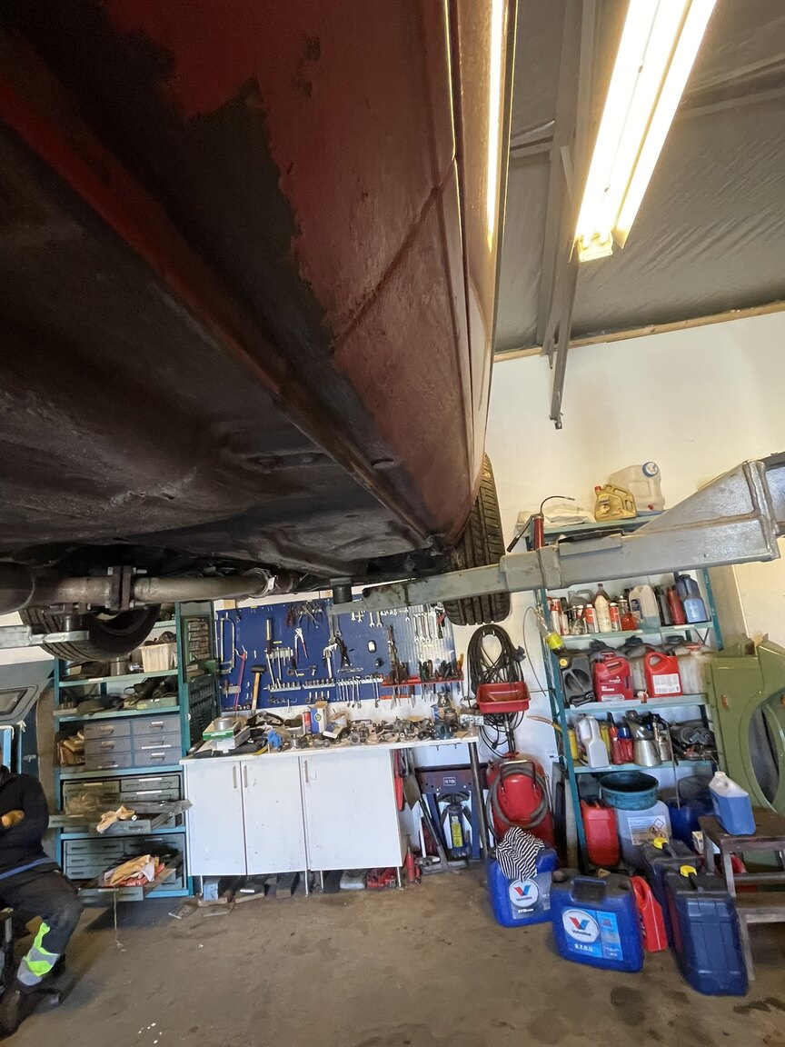 Image of 1987 BMW 320i mechanics