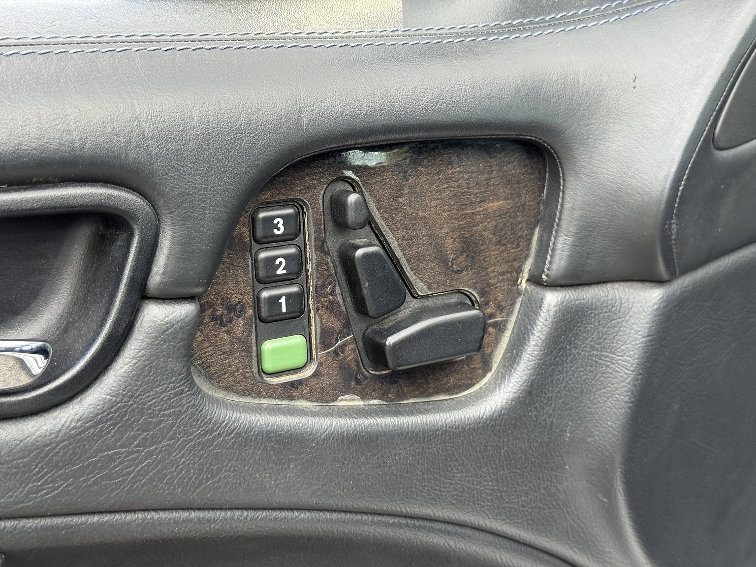 Interior image of 2000 Mercedes-Benz CLK 55 AMG Coupé
