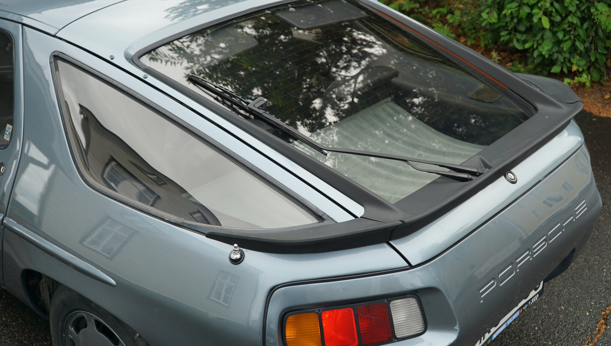 Exteriörbild på 1983 Porsche 928S (51)